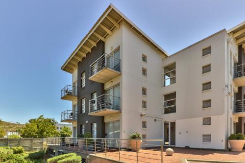 un edificio de apartamentos con balcones y plantas en WINK Aparthotel Quiver Tree, en Stellenbosch