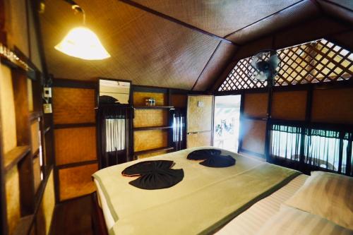 PraiwanRaftHouse แพไพรวัลย์にあるベッド