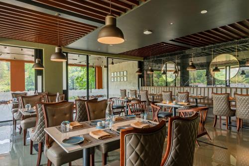 Restoran atau tempat lain untuk makan di Sterling Athirappilly