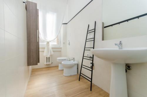 een badkamer met wastafel en toilet bij Blue Room in Milaan