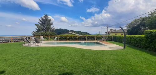 a backyard with a swimming pool and green grass at Albergo Torre in Vicenza