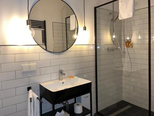 bagno con lavandino e specchio di Burgblickhotel a Bernkastel-Kues