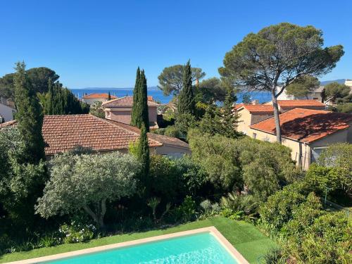 une vue aérienne d'une maison avec piscine et arbres dans l'établissement Villa Saint Raphaël, à Saint-Raphaël