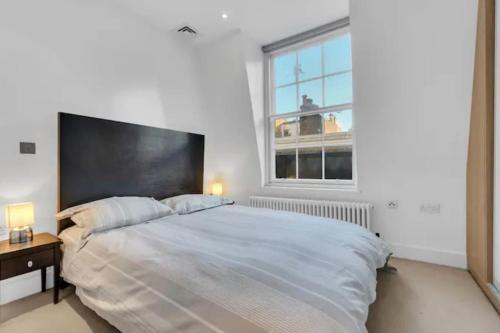 Ένα ή περισσότερα κρεβάτια σε δωμάτιο στο Covent Garden Apartment