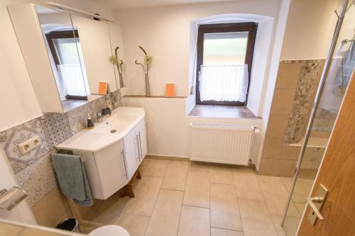 Ένα μπάνιο στο Ferienwohnung Richards