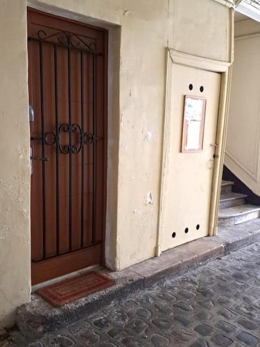 une entrée d'un bâtiment avec une grande porte en bois dans l'établissement Studette Chabaud Rue, à Reims