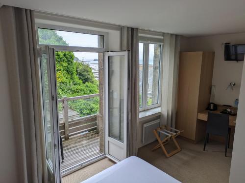 a hotel room with a view of a balcony at Chambres Breizh Café in Cancale