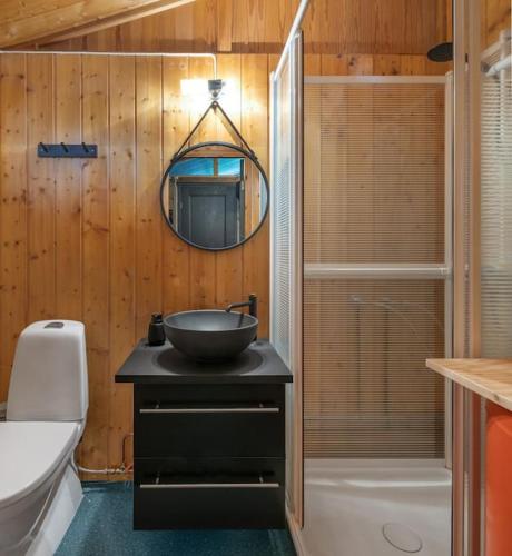 a bathroom with a sink and a bath tub at Koselig fjellhytte i Trysil Ski & Turmuligheter in Trysil