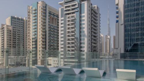 AWS Holiday Homes - Luxury Living besides Canal