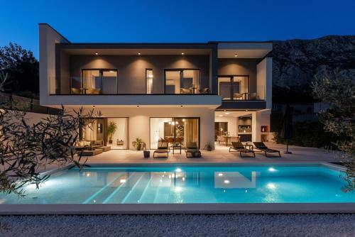 Villa Adventure with 3 en-suite bedrooms, a Media room, private pool, 7km from Omiš