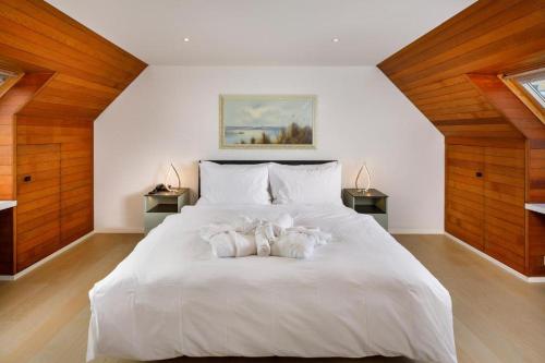 una camera da letto con un letto bianco con due peluche sopra di Residence zum Löwen a Lucerna