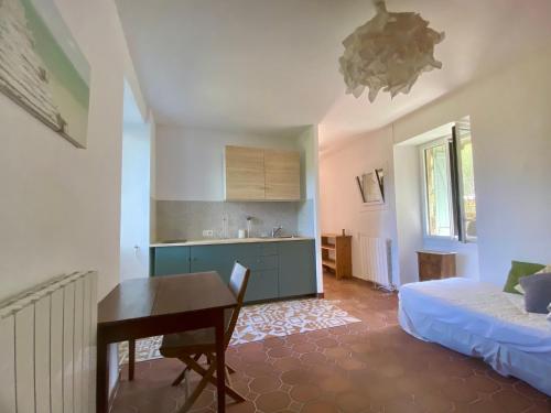 Cette chambre comprend une cuisine, une table et un lit. dans l'établissement Gîte exploration, à Gravières