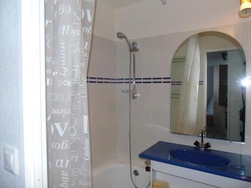 La salle de bains est pourvue d'une douche et d'un lavabo bleu. dans l'établissement Appartement rénové 2 pièces pour 4 pers, balcon, proche télécabine, commerces, et écoles de ski - FR-1-561-33, à Valfréjus