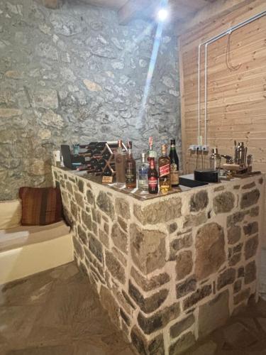 una barra de piedra en una habitación con bañera en Magic Space Petros Skafias, en Shkodër