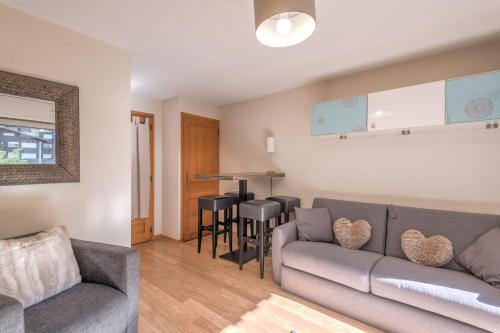 un salon avec un canapé et une table dans l'établissement Studio du Brévent - Welkeys, à Chamonix-Mont-Blanc