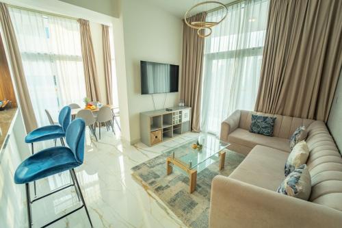 - un salon avec un canapé et une table dans l'établissement AWS Homes - Luxurious 2BR in Business Bay, à Dubaï