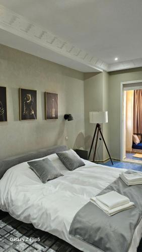 1 dormitorio con 1 cama blanca grande y 2 almohadas en Villa Ayada, en Marrakech
