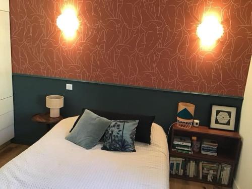 une chambre avec un lit avec deux lampes dessus dans l'établissement Maison familiale en Bois - Piscine - Avignon, aux Angles (Gard)