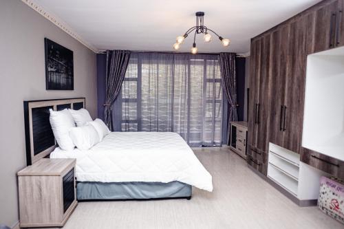 Katil atau katil-katil dalam bilik di Mountain Top Luxury Villas
