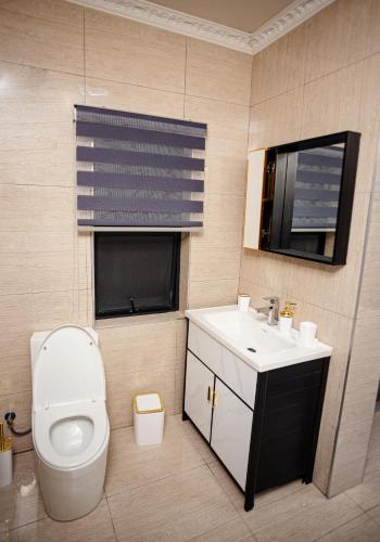 Bilik mandi di Mountain Top Luxury Villas