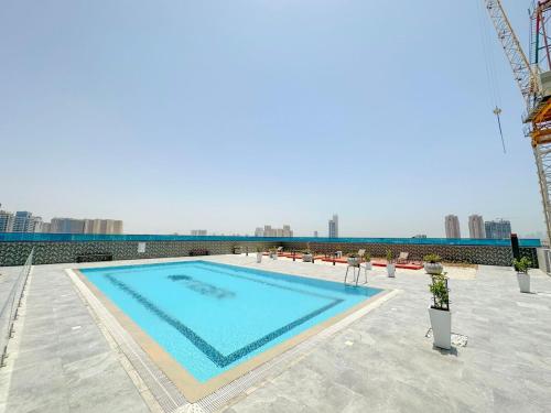 Bazén v ubytování AWS Homes - Fully equipped cozy Studio in JVC nebo v jeho okolí
