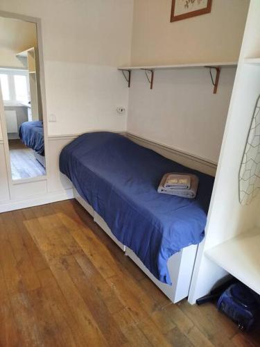 une petite chambre avec un lit et un miroir dans l'établissement Studette Cathédrale, à Reims