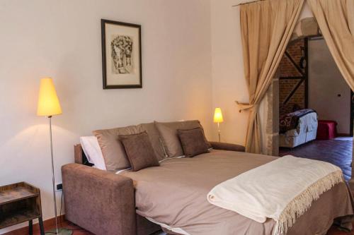 een slaapkamer met een groot bed en een bank bij Antica Cantina Emilia in Reggio di Calabria