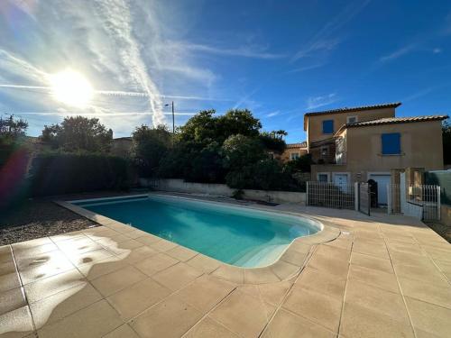 une piscine dans une cour à côté d'une maison dans l'établissement Villa Lantana - 8 couchages - Plages et port à pieds, à Six-Fours-les-Plages