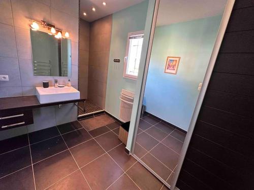 une salle de bain avec une douche, un lavabo et un miroir dans l'établissement Villa Lantana - 8 couchages - Plages et port à pieds, à Six-Fours-les-Plages