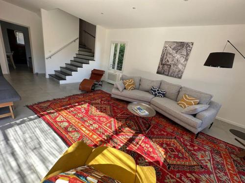 un salon avec un canapé et un tapis dans l'établissement Villa Lantana - 8 couchages - Plages et port à pieds, à Six-Fours-les-Plages