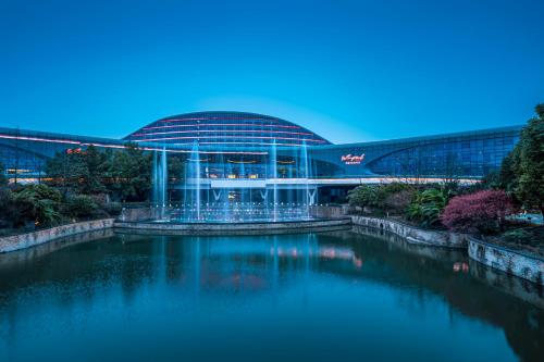um grande edifício com um lago em frente em Wingtech Hotel em Huangshi