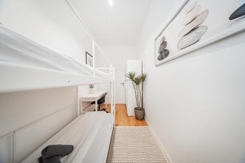 a white room with a bench and a desk at Nice Central City Room in Vienna