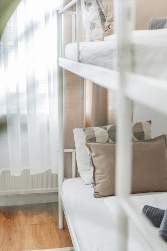 a room with three bunk beds and a couch at Nice Central City Room in Vienna