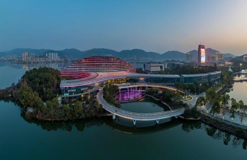 una vista aérea de un edificio en una isla en el agua en Wingtech Hotel, en Huangshi