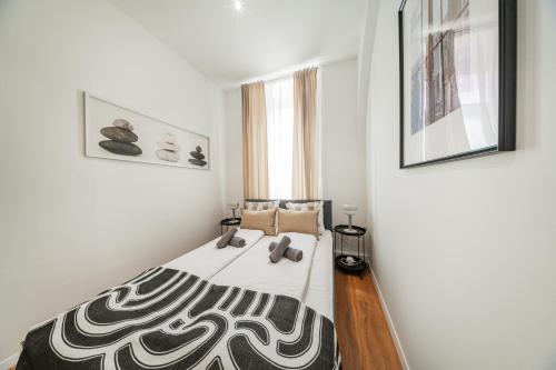 a bedroom with a bed with a black and white blanket at Nice Central City Room in Vienna