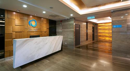 um átrio com um grande balcão de mármore num edifício em Hotel Transit Kuala Lumpur em Kuala Lumpur