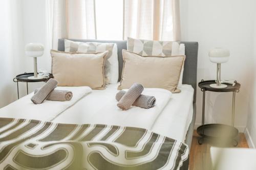 a bed with two pillows and two lamps at Nice Central City Room in Vienna