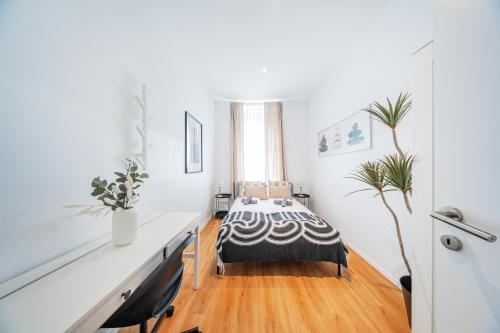 a bedroom with a bed and a window at Nice Central City Room in Vienna