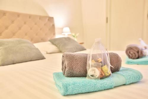 un lit avec des serviettes et un sac en plastique dessus dans l'établissement L Hibiscus 1, à Rouen