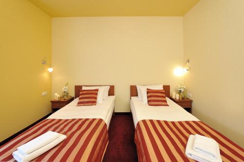two beds in a hotel room with two at Hotel Na Błoniach in Bielsko-Biała
