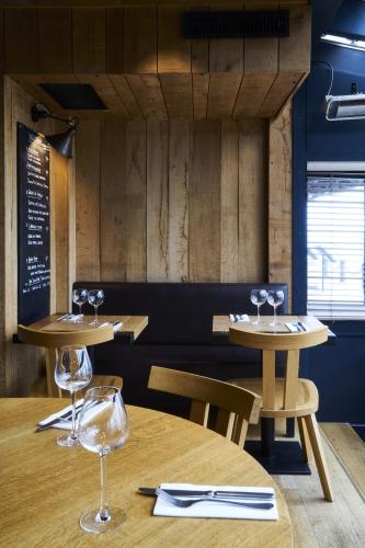 - un restaurant avec 2 tables et des verres à vin dans l'établissement Chambres Breizh Café, à Cancale