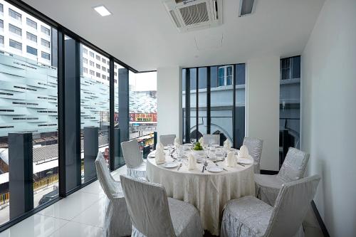 a dining room with a table and chairs at Hotel Transit Kuala Lumpur in Kuala Lumpur
