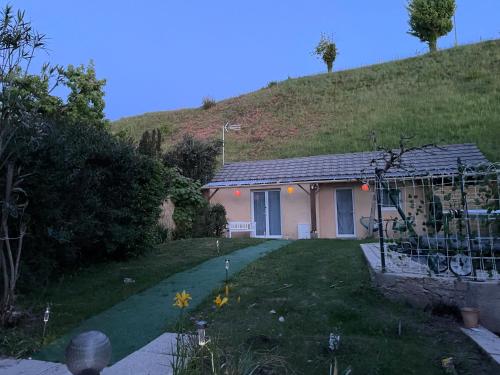 una pequeña casa en la cima de una colina en Casa 4 Saisons - Studio - Piscine et Jardin - Brive, en Brive-la-Gaillarde
