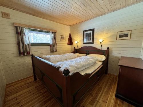 sypialnia z łóżkiem w rogu pokoju w obiekcie Koselig hytte med usjenert og solrik beliggenhet w mieście Geilo