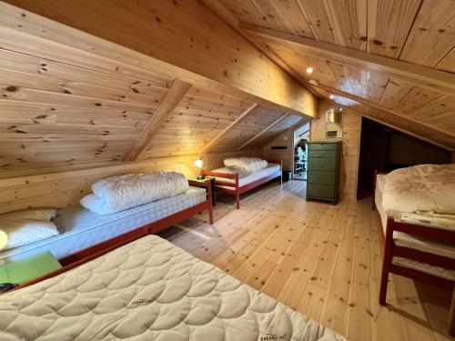 Postel nebo postele na pokoji v ubytování Koselig hytte med usjenert og solrik beliggenhet