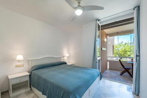 1 dormitorio con 1 cama y puerta corredera de cristal en Kiko Las Americas, en Isla Cristina