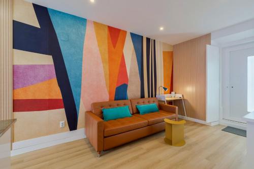 un soggiorno con un divano davanti a un grande dipinto di Fonz Patio House a Setúbal