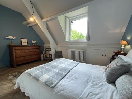 una camera da letto con un grande letto bianco e una finestra di La Clairière - Le Calme de la Campagne - 9 pers a Parigné-lʼÉvêque
