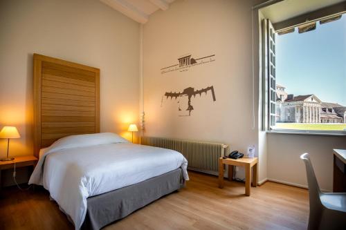 アルク・エ・スナンにあるLa Saline Royaleのベッドルーム1室(ベッド1台、大きな窓付)