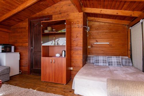 una camera con un letto in una cabina di legno di Pas Jolanta a Palanga